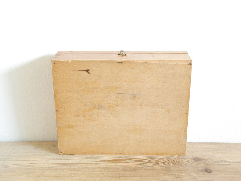 Vintage trälåda med lock, första hjälpen-kit från 40-talet, gammal rustik primitiv, förvaring av kontorsmaterial, skrivbordsorganisatör bild 5