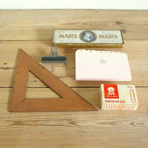 Vintage partij kantoorbenodigdheden, doos paperclips, Mars-etui, houten driehoek, indexkaarten, oud briefpapier voor retro-look, verzameling