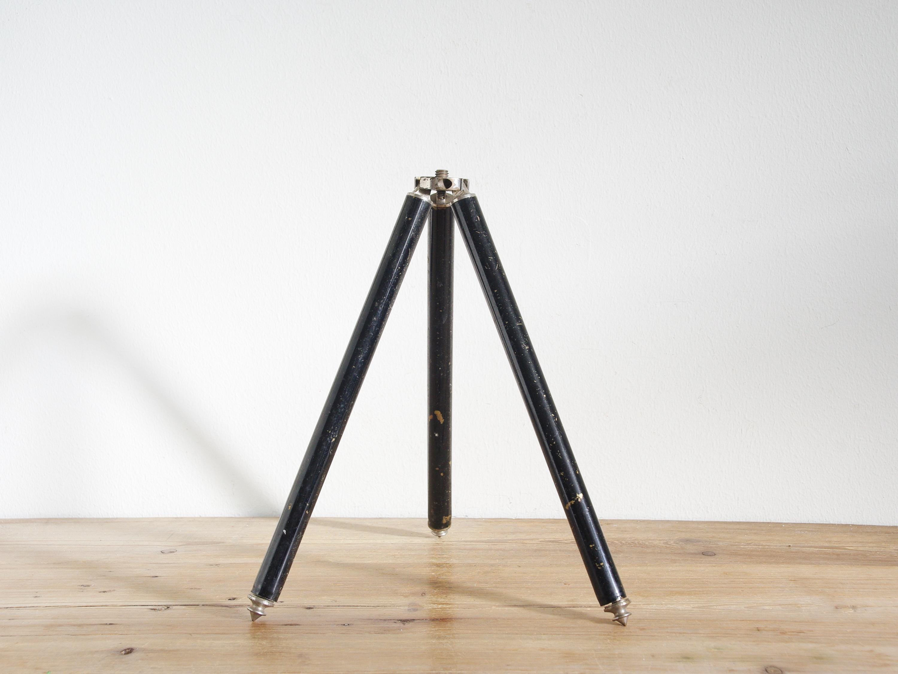 伸縮脚付きのヴィンテージカメラ三脚。真鍮製の脚でコンパクト。卓上
