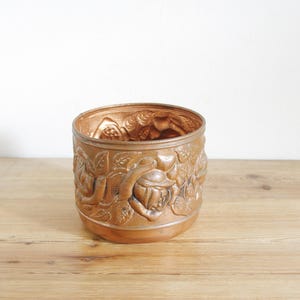 Vintage kopparplanter med präglade rosor, skandinavisk heminredning, metallplanter för örter, boho krukväxthållare, inredning