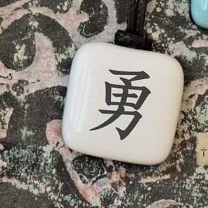 Kanji Courage. Símbolo de bravura. kanji japonês para a coragem. colar japonês. Colar minimalista para rapaz. Símbolo de coragem e esforço.