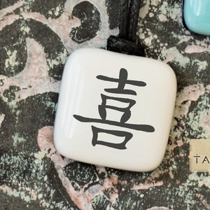 Kanji Alegría. Felicidad. Regalo con mensaje positivo para mamá-hermana. Regalo de felicidad. Regalo de cumpleaños. Collar de positividad.
