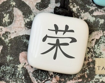 Kanji Honour. The spirit of Japan. Bushidō. Martial arts. Gift of martial arts. Male Gift. Japanese writing pendant.