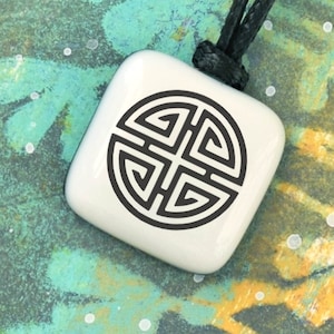 Shou. Symbol szczęścia. Długie życie. Sztuka azjatycka. Chińska biżuteria. Wisior na szczęście. Symbol Azji. Feng shui. Naszyjnik feng shui