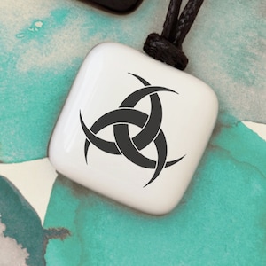 Triquettes Moons. Celtic triquettes. Symbol of the Trinity. Triquetra pendant. Celtic triquetra necklace. Trinity knot. Celtic Jewellery