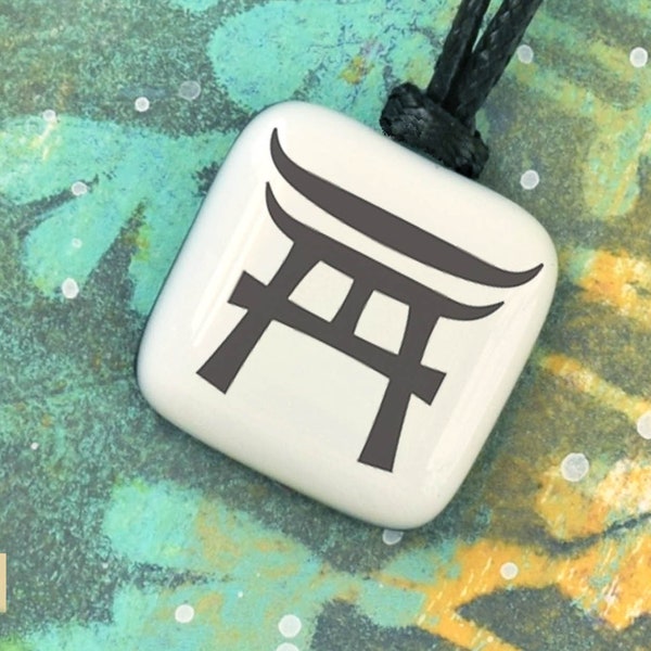 Torii. Portal Torii, el umbral de lo sagrado. Puerta Torii. Puerta japonesa. Templos japoneses. Símbolo de Japón. Sintoísmo. Shinto.