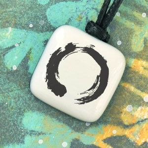 Enso. Ciondolo Zen. Simbolo zen. Calligrafia giapponese. Arte giapponese. Gioielli semplici. Gioielli yoga. Yogi. Cerchio Enso. Asia. immagine 1