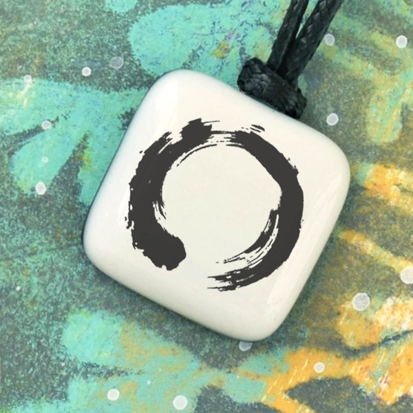 Enso. Zen-Anhänger. Zen-Symbol. Japanische Kalligraphie. Japanische Kunst. Einfacher Schmuck. Yoga-Schmuck. Yogi. Enso-Kreis. Asien.