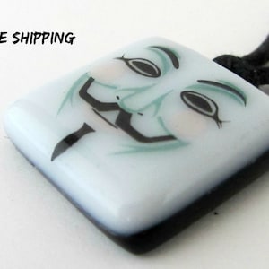 Anonieme Masker hanger, Guy Fawkes. 'V' hanger. Anonieme. V voor Vendetta ketting. v voor vendetta masker. Vrijheid. Filmketting. Geek