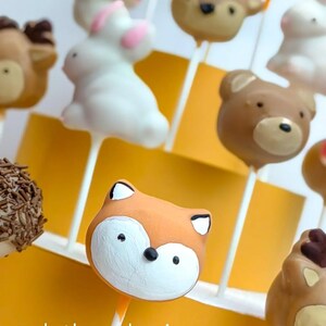 K&ouml;nnte beinhalten: Ein Set aus drei Keramikbechern mit gesprenkelter, matter Oberfl&auml;che. Die Becher sind in den Farbt&ouml;nen Creme, Hellbraun und Dunkelbraun gehalten. Jeder Becher hat ein schlichtes Design und einen abgerundeten Henkel.