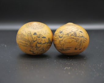 A pair of gourds with Chinese Art and Poetry