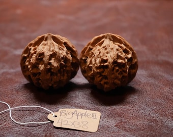 Matched Chinese feng shui-walnoten: Big Apple III, 42 x 38 mm