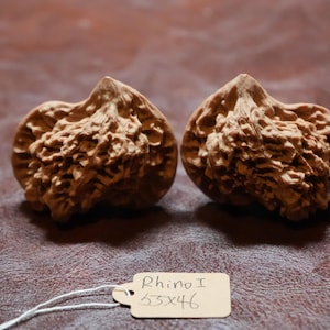 Matchande kinesiska valnötsträpar i noshörningsform (55x46 mm)