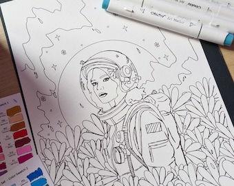 Puede incluir: Una página para colorear de un astronauta con un diseño floral, parcialmente coloreada con rotuladores. La imagen incluye una paleta de colores y varios rotuladores Ohuhu Art. En el fondo se ve un portátil cubierto de pegatinas.