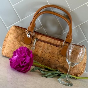 Cartera de mano para vino con aislamiento ecológico: elegante monedero de corcho con dije de huella de pata para amantes de los perros, los gatos o el vino