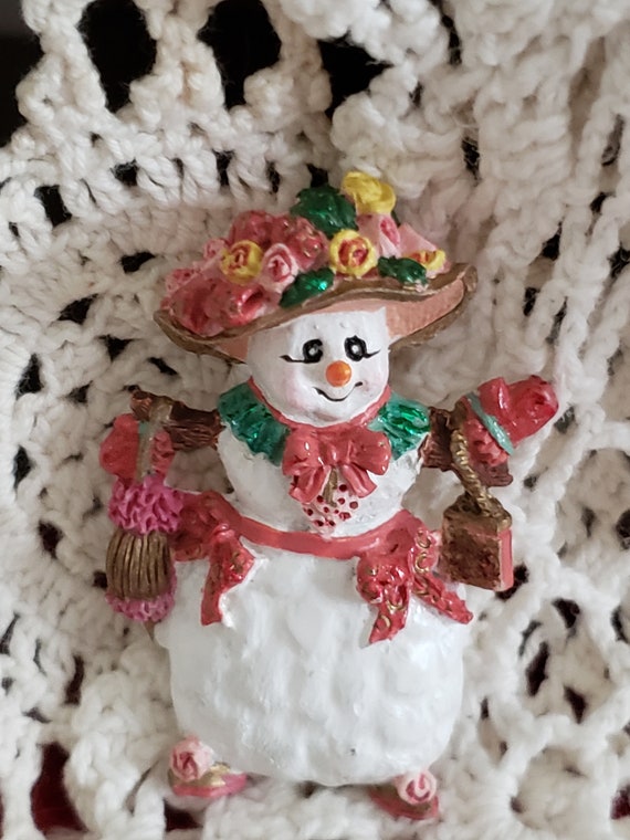 Vintage Snow Woman Brooch: Christmas Fashion Pin with Flower Hat