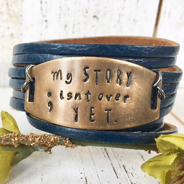 Bracelet en bronze estampillé en métal 'My Story Isn’t Over Yet' Bracelet double emballage en cuir râpé bleu marine