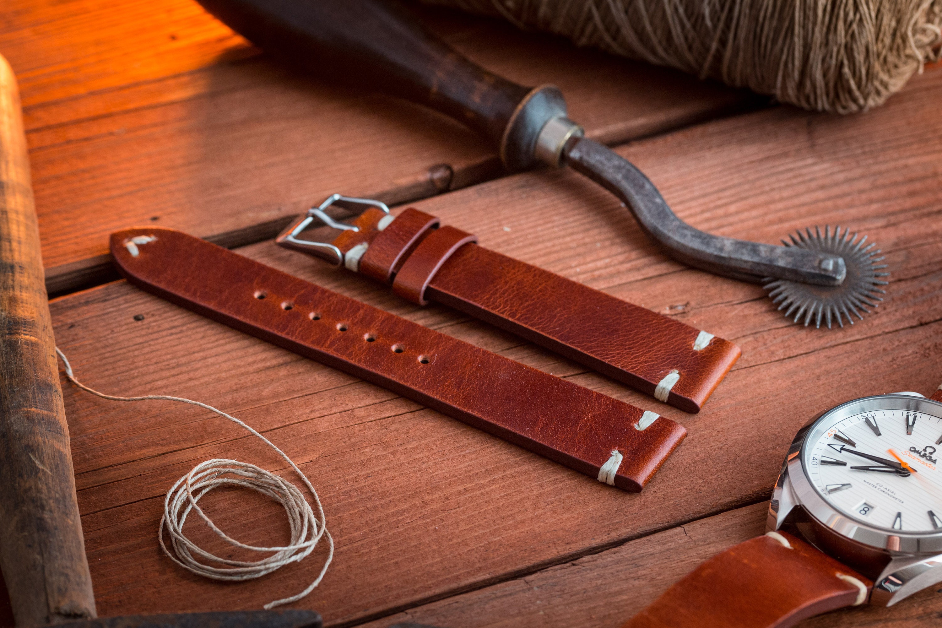 Часы swiss army. Браслет для часов из кожи. Наручные часы с кожаным ремешком. Leather watches. Rolex 1970 кожаный ремешок.