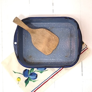 Vintage Blue White Speckle Enamel Cake Pan - Enamelware Baking Pan - Farmhouse Kitchen - Blue Enamelware