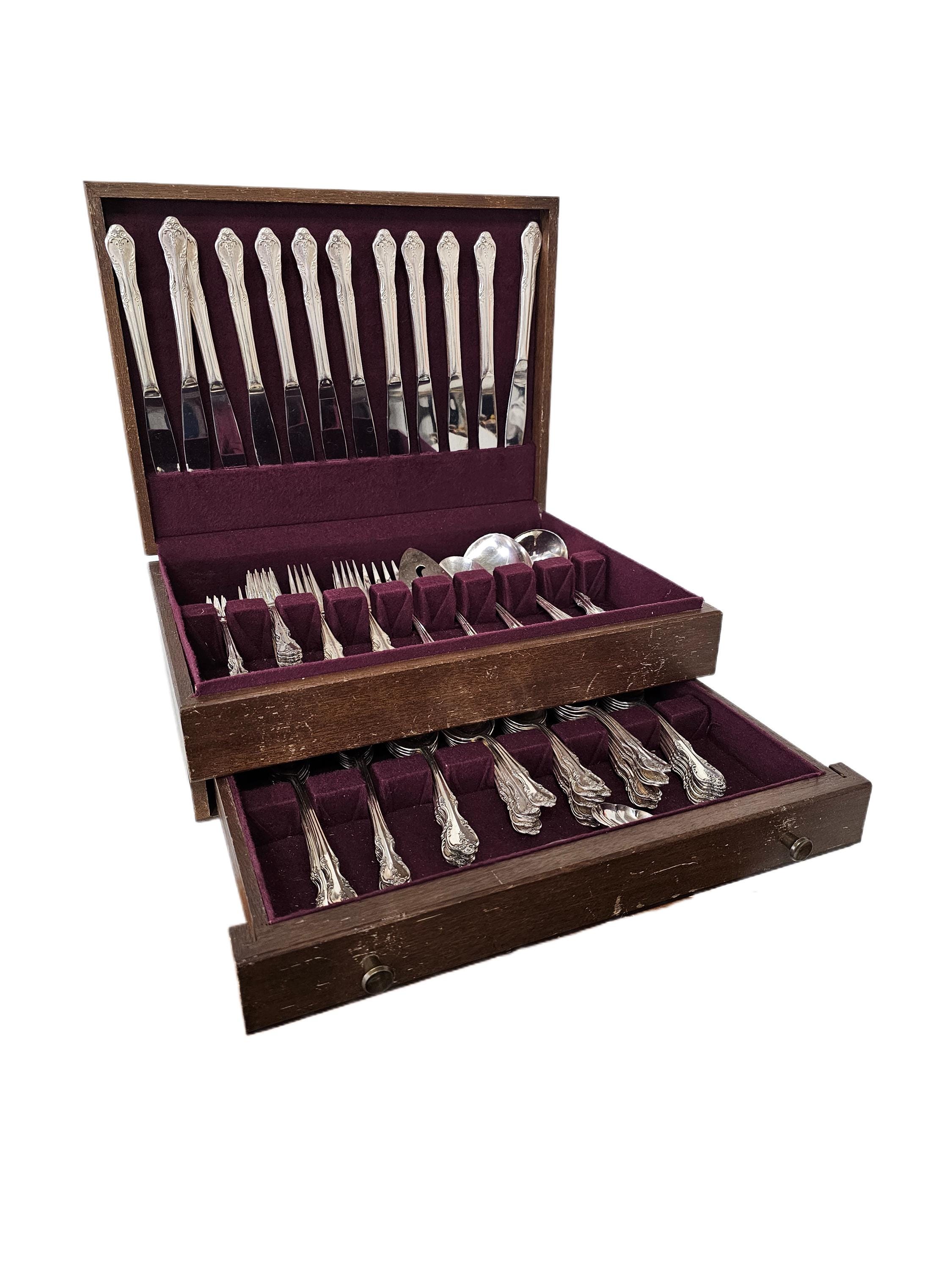 Antique Rogers & Bros Southern Splendor Reinforced Plate IS Flatware in Wood Chest (104 pieces)