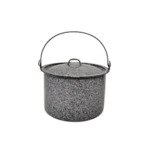 Może przedstawiać: Nakrapiany czarno-szary garnek emaliowany z pokrywką i drucianym uchwytem. Garnek ma zaokrąglony kształt i pokrywkę z małym uchwytem. Druciany uchwyt jest wygięty nad górną częścią garnka.