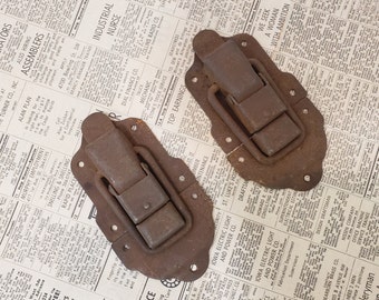 Vintage Pair of Rusty Metal Trunk Latches - Cabinet Latch - Rustic Farmhouse - Rusty Latch Clasp