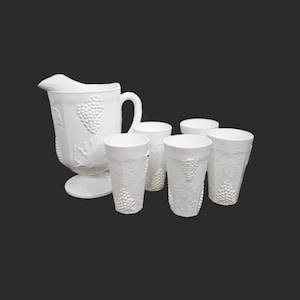 Vintage melkglazen kan en bekers - serveerschaal voor feestdagen - wit glas met druivenpatroon