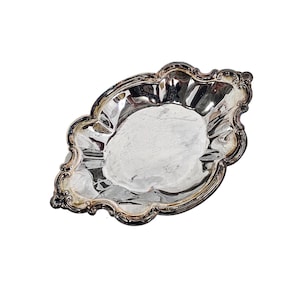 Plato para servir bañado en plata de la compañía Vintage International Silver