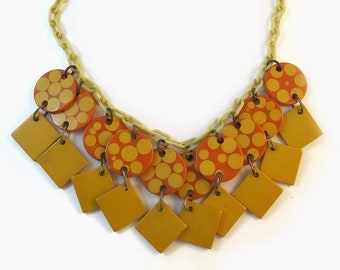 Zeldzame vintage bakelieten ketting met gesneden stippen ingelegd in grote cirkels c. 1950