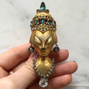 Signed Vintage Hattie Carnegie Figural Fur Clip