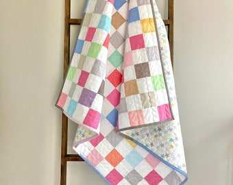 Scrappy Squares Baby Quilt, Baby of Peuter Quilt, Handgemaakte Quilt, Kleine Wieg Quilt, Kleurrijke Baby Quit, Baby Douche Cadeau, Nieuwe Ouders Cadeau