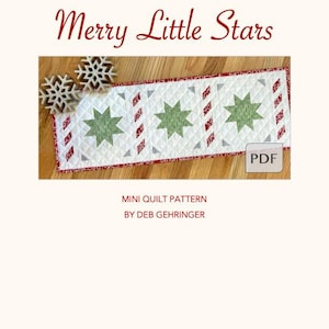 Könnte beinhalten: Ein Mini-Quilt-Muster mit dem Titel "Merry Little Stars" von Deb Gehringer. Der Quilt zeigt grüne Sternmotive auf weißem Hintergrund mit roten und grauen Akzenten. Das Muster ist im PDF-Format erhältlich.