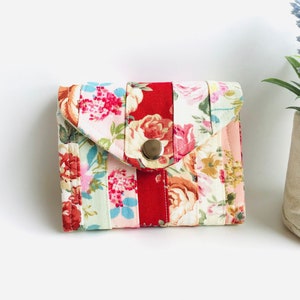 Petit portefeuille pour femme, portefeuille en patchwork, portefeuille roses, petit portefeuille rouge, portefeuille avec fleurs, portefeuille en tissu fait main, cadeaux pour elle