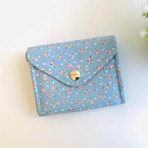 Blaue Mini Geldbörse, kleine Geldbörse für Frauen, Brieftasche mit Blumen, Frauen Geldbörse klein, Floral Geldbörse, Stoff Geldbörse handgemacht, Geschenke für sie