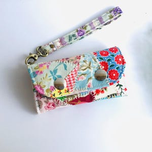 Patchwork Blumen Schlüsseletui: Handgefertigter Schlüsselanhänger aus Stoff mit Handschlaufe