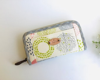 Cartera de mano para mujer, Cartera para mujer, Cartera con flores y arboles, Cartera de tela beige hecha a mano, Cartera larga para mujer, Regalos para mamá