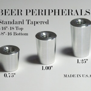 Könnte beinhalten: Drei silberfarbene, konische Bierhahn-Griffe in verschiedenen Höhen: 1,9 cm, 2,5 cm und 3,2 cm. Die Griffe haben ein Gewinde oben und sind mit "BEER PERIPHERALS" und "MADE IN U.S.A." beschriftet.