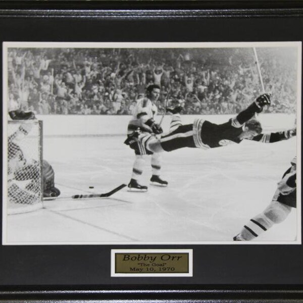 Bobby Orr Boston Bruins The Goal Black & White 16x20 Hockey Collector Frame