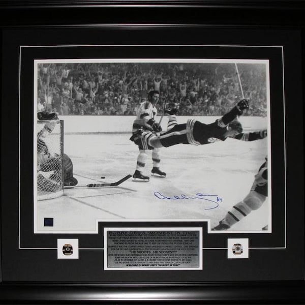Bobby Orr Boston Bruins The Goal Black & White 16x20 Signed Hockey Frame