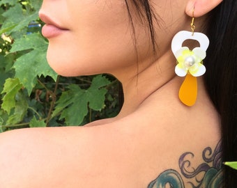 Déclaration Cut-out Drop Earrings, Drop Flower Earrings par Enna Jewellery