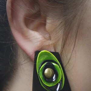 VENTA Pendientes geométricos, joyería reciclada, pendientes de botella de plástico Perspex verde, pendientes de clip de ENNA imagen 2