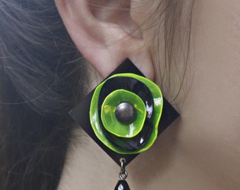Acryl Geometrische oorbellen, groene oorbellen, upcycled sieraden, cadeau voor haar, neon bloem, Black Bead Detail, Modern.