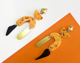 Lange verklaring asymmetrische clip-on oorbellen, oranje en gouden U-vorm Dangle Oorbellen van ENNA