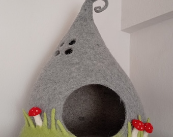 Kattenmand van vilt met paddenstoelenmotief, gepersonaliseerd design dierenhuis, grote grijze kattenmand, uniek cadeau voor kattenliefhebbers