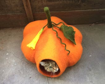 Cat cave pumpkin, desinger cat cave, cat cave orange, felted cat cave , felt pet cave, cat cacoon, wool cat cave, pet bed, dog house