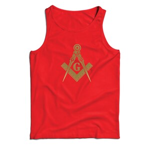 Puede incluir: Camiseta de tirantes roja con un s&iacute;mbolo mas&oacute;nico dorado, que incluye una br&uacute;jula y una escuadra con una 'G' en el centro.