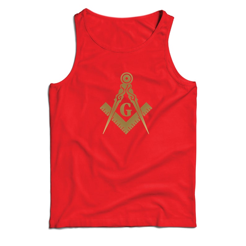 Puede incluir: Camiseta de tirantes roja con un s&iacute;mbolo mas&oacute;nico dorado, que incluye una br&uacute;jula y una escuadra con una 'G' en el centro.