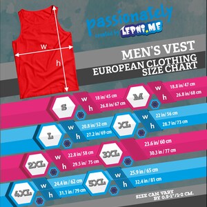 Puede incluir: Una tabla de tallas para chalecos para hombres, que muestra las medidas de ancho y alto en pulgadas y cent&iacute;metros para las tallas S, M, L, XL, 2XL, 3XL, 4XL y 5XL. La tabla est&aacute; sobre un fondo azul y rosa con un chaleco rojo en la esquina superior izquierda.