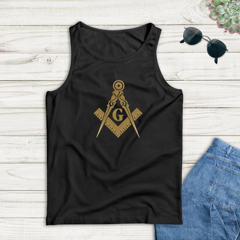 Puede incluir: Camiseta de tirantes negra con un s&iacute;mbolo mas&oacute;nico dorado, que incluye una br&uacute;jula y una escuadra con una 'G' en el centro.