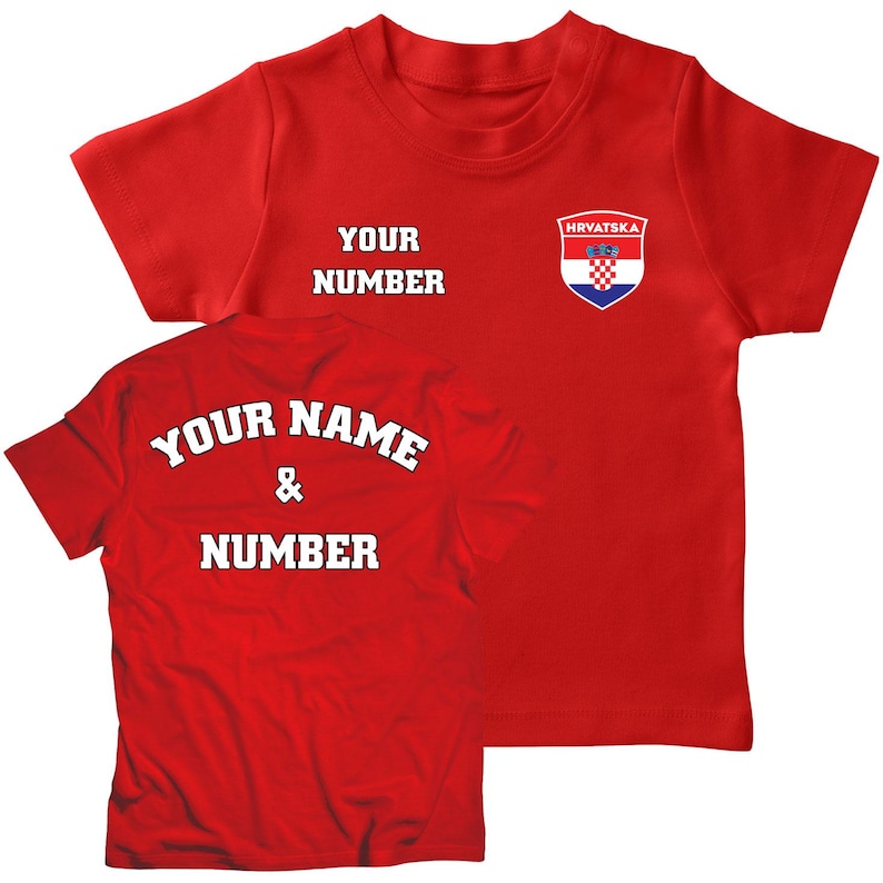 K&ouml;nnte beinhalten: Rotes T-Shirt mit einem wei&szlig;en kroatischen Wappen auf der Vorderseite und dem Text "YOUR NUMBER" und "HRVATSKA". Die R&uuml;ckseite des Shirts tr&auml;gt den Text "YOUR NAME & NUMBER" in Wei&szlig;.